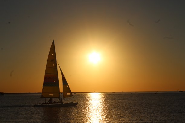 航行到日落图片下载