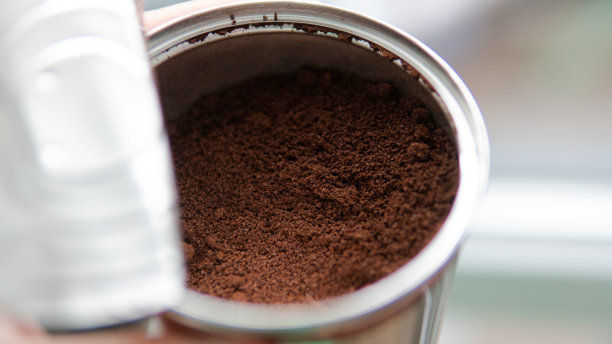 用金属罐子磨成的咖啡粉。让早晨喝咖啡图片下载