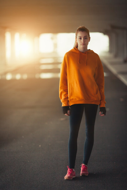 下雪天慢跑健身图片下载