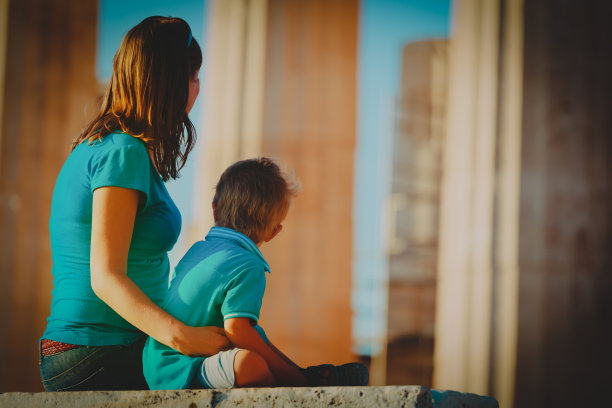 母亲和儿子在希腊旅游，看古代建筑图片下载