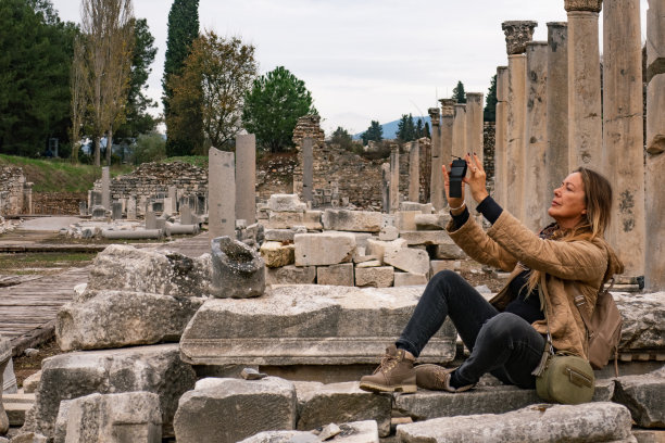 美丽的老年妇女享受探索古城以弗所图片下载