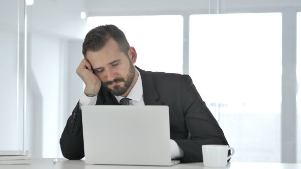 上班睡觉的商人图片下载