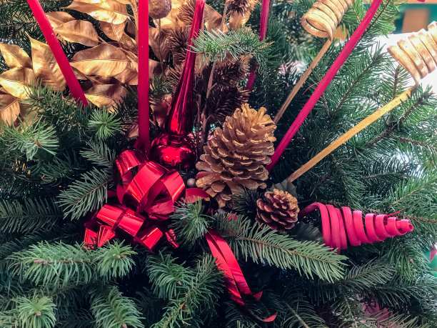 美丽的花卉中心装饰品与蜡烛在节日餐桌上准备圣诞晚餐在一个传统的家庭。图片下载