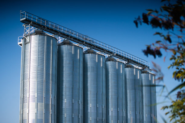 巨大的金属大米储存罐图片下载