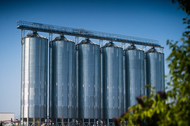 巨大的金属大米储存罐图片下载