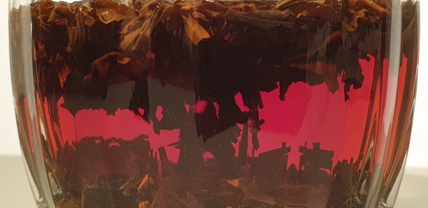 近距离看红茶。红茶和沸水图片下载