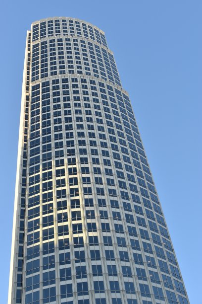 巨大的阳光飞溅的摩天大楼图片下载