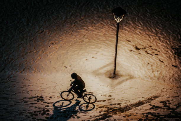 一个骑自行车的人图片下载