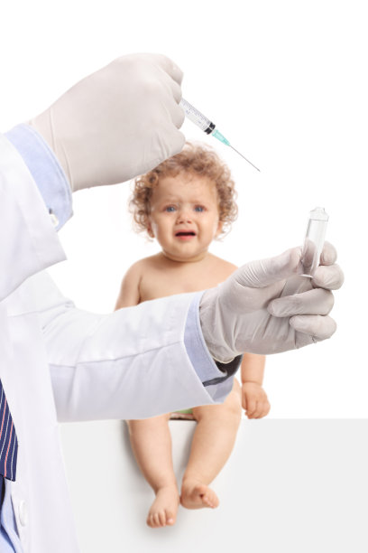 医生的双手正在准备注射疫苗的注射器，以治疗一个哭闹的男婴图片下载