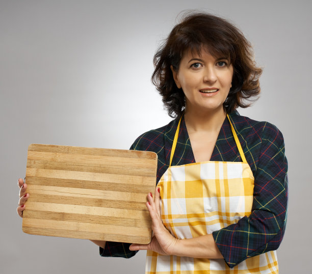 拿着木板的女人图片下载