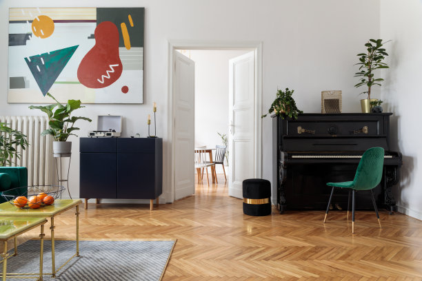 豪华和现代的家庭室内设计家具，扶手椅，桌子，蒲团和配件。钢琴上有很多大植物。带有抽象图像的白色墙壁。时尚的客厅装饰。图片下载