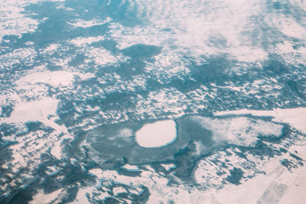 白俄罗斯、欧洲。鸟瞰图的白俄罗斯景观与冰雪覆盖的湖和森林在阳光明媚的冬天。图片下载