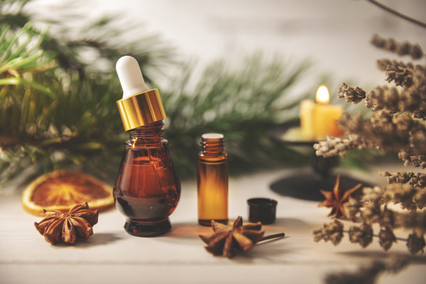 香薰治疗-精油瓶与草药图片下载