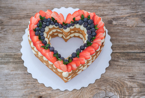 漂亮的心形蛋糕，木质背景。前视图。情人节，结婚蛋糕图片下载