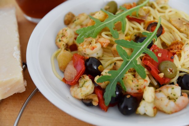 面条，虾，橄榄，辣椒，奶酪和一些芝麻菜图片下载