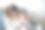 母亲正在给她的小男孩喂土豆泥图片下载