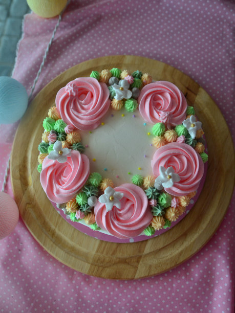 用奶油花装饰的蛋糕图片下载