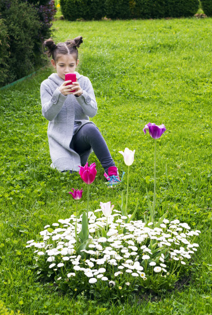 小女孩用手机拍照图片下载