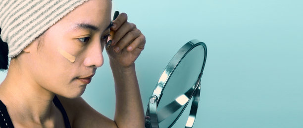 亚洲女孩或女人40岁美丽的脸与日本人的妆容通过粉底液和化妆刷在敏感皮肤上，帮助她的肤色看起来完美无瑕图片下载