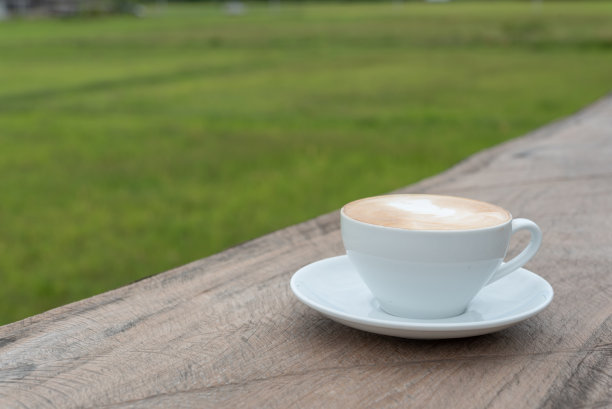 白色杯子里的咖啡图片下载