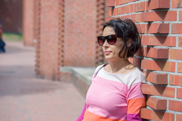 一个女人的肖像靠在墙上图片下载