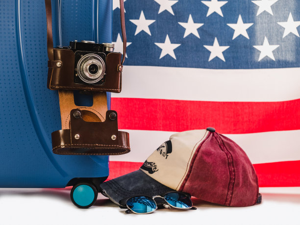 时尚的手提箱，美国国旗上的白色背景图片下载