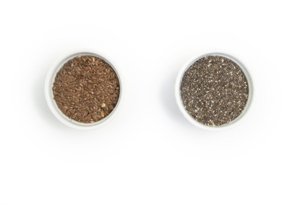 有奇亚籽和亚麻籽的小碗，有等号，直接从灰色背景上看图片下载