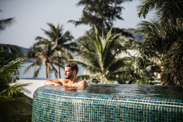 帅哥在游泳池里放松图片下载