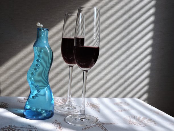 安装香槟酒杯和花瓶与珍珠在折射的阳光图片下载