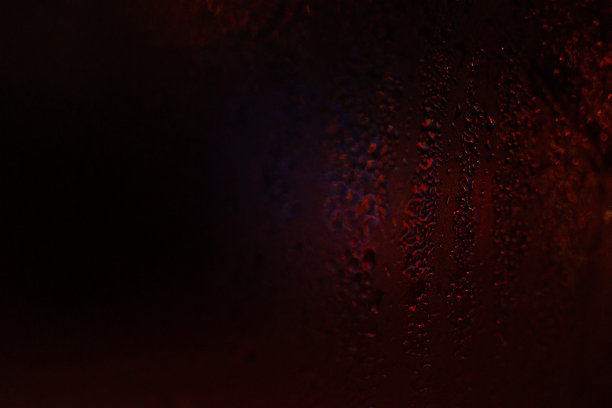 透过汽车挡风玻璃看到的夜晚城市灯光（欠曝照片）图片下载