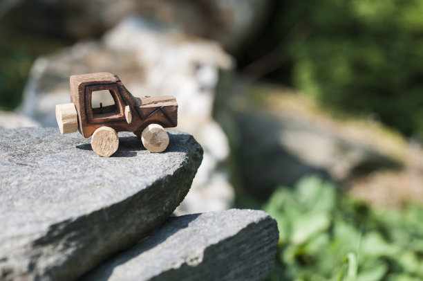 大自然中的SUV玩具车图片下载