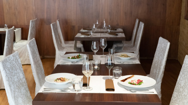 豪华餐厅晚餐，冷，热的开胃菜和主菜。用白葡萄酒和红酒。图片下载