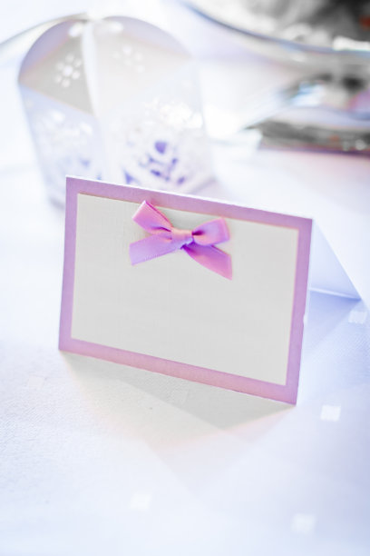 桌上放着婚礼卡片图片下载