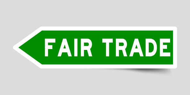 箭头形状绿色贴纸在字公平交易上灰色背景图片下载