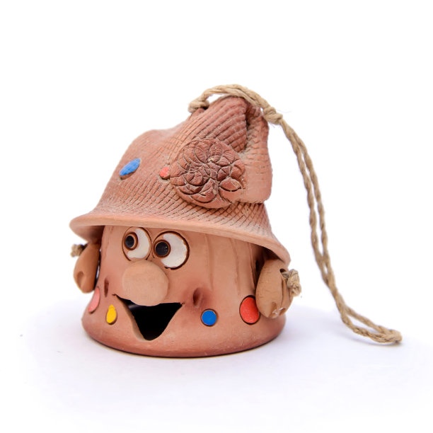 装饰粘土钟在帽子上白色背景图片下载