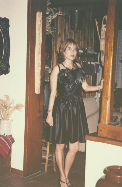 1968年聚会上的年轻女子图片下载