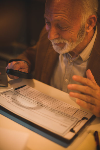 对一个退休的人来说，这钱够了。图片下载