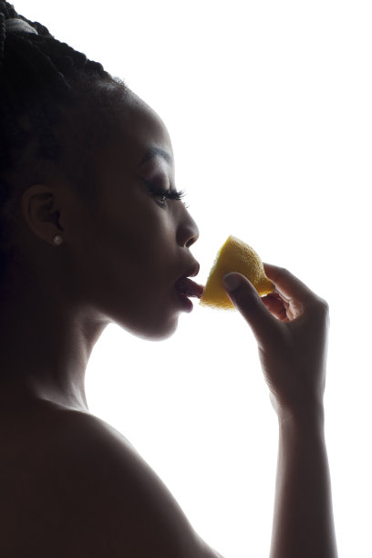 年轻的非洲女人与柠檬剪影图片下载