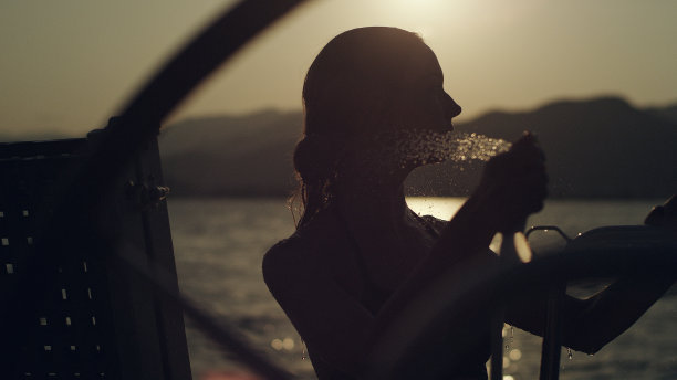 游艇上的户外淋浴。女人的轮廓。日落图片下载