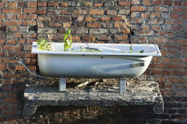 废弃的房屋浴缸图片下载
