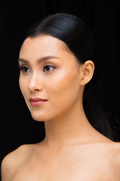 亚洲女人化妆后的发型图片下载