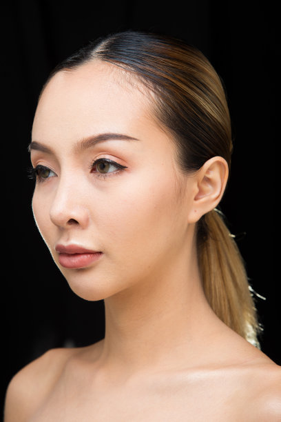 亚洲女人化妆后的发型图片下载