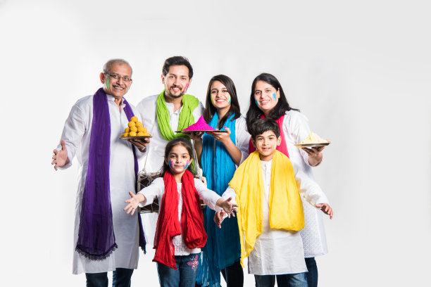 庆祝胡里节的印度家庭，在白色背景下与世隔绝图片下载