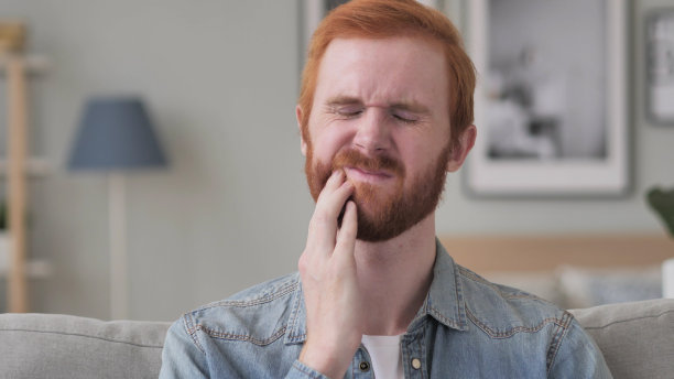 牙痛，胡子男牙齿感染图片下载