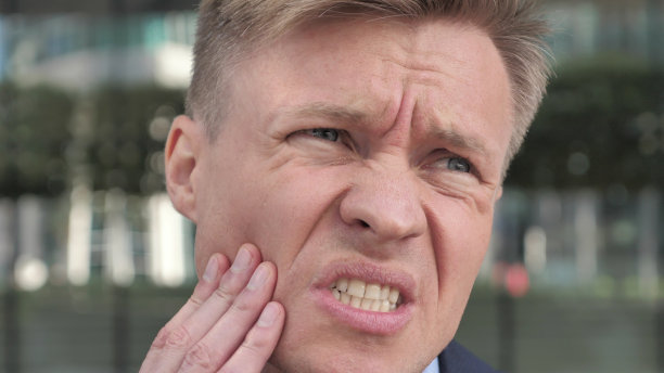 牙痛，牙齿感染的商人图片下载