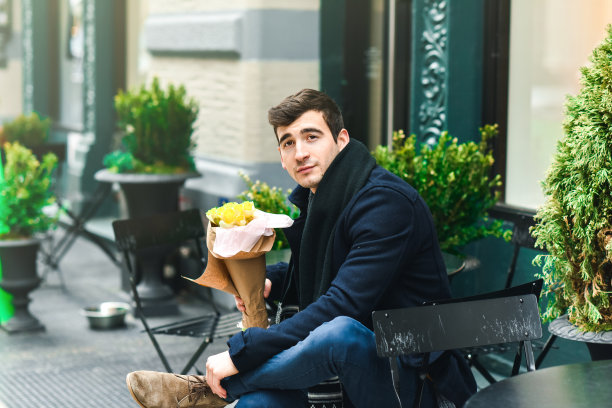 迷人的男人在商店前面图片下载