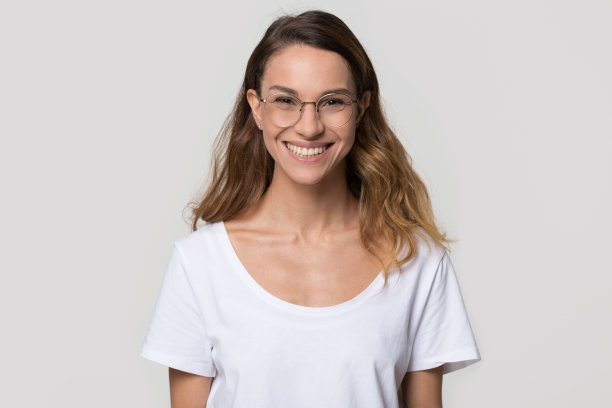 快乐的女人戴着矫正视力的眼镜看相机图片下载