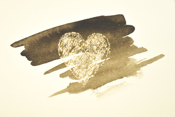 闪闪的心在黑色水彩上飞溅怀旧色彩，用金色的闪光制成图片下载