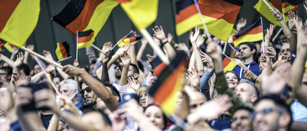 德国球迷在体育场挥舞着他们的旗帜图片下载