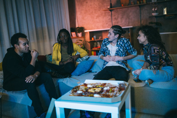 朋友聚在家里图片下载